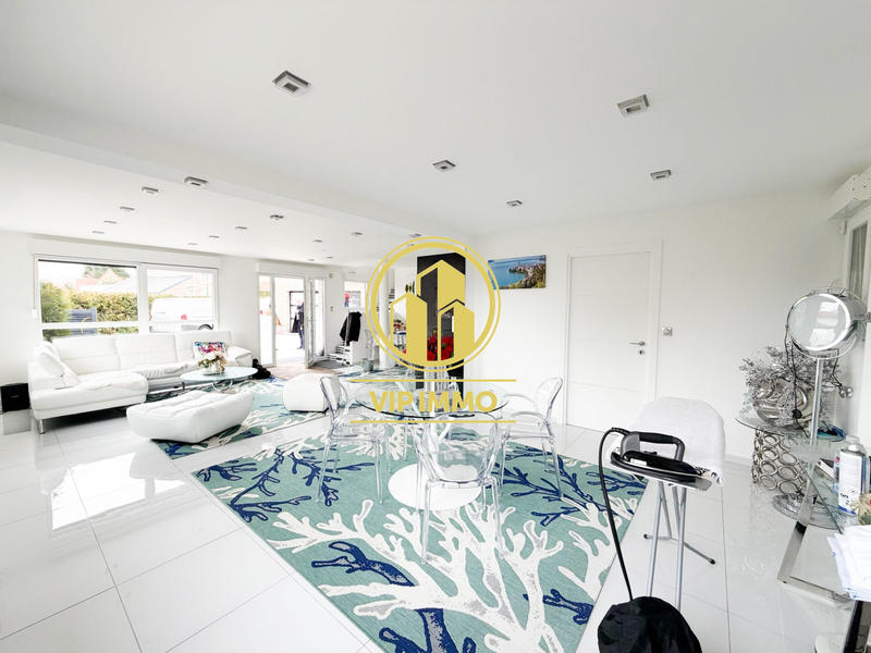 Maison - 220 m² - 10 pièces