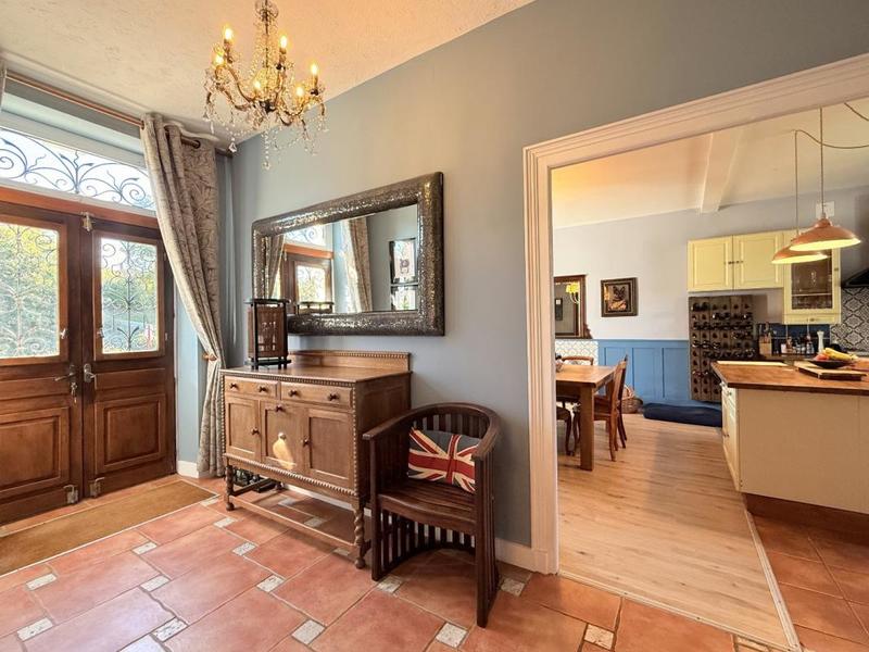 Maison - 240 m² - 19 pièces