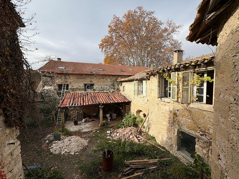 Maison - 930 m² - 30 pièces