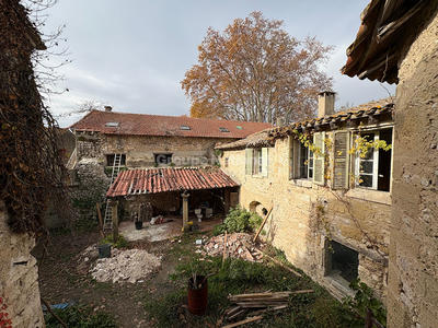 Maison - 930 m² - 30 pièces