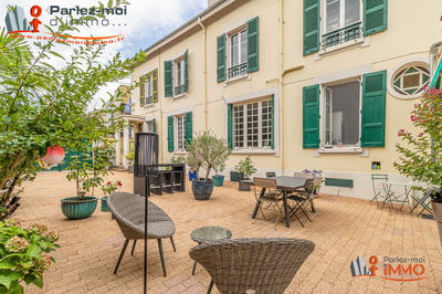 Maison - 240 m² - 6 pièces