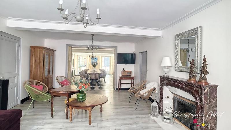 Maison - 330 m² - 9 pièces