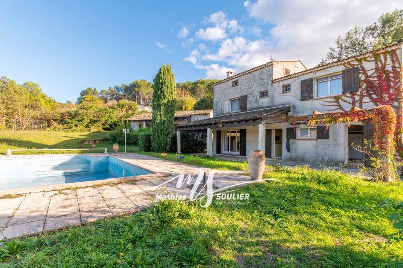 Maison - 258 m² - 8 pièces