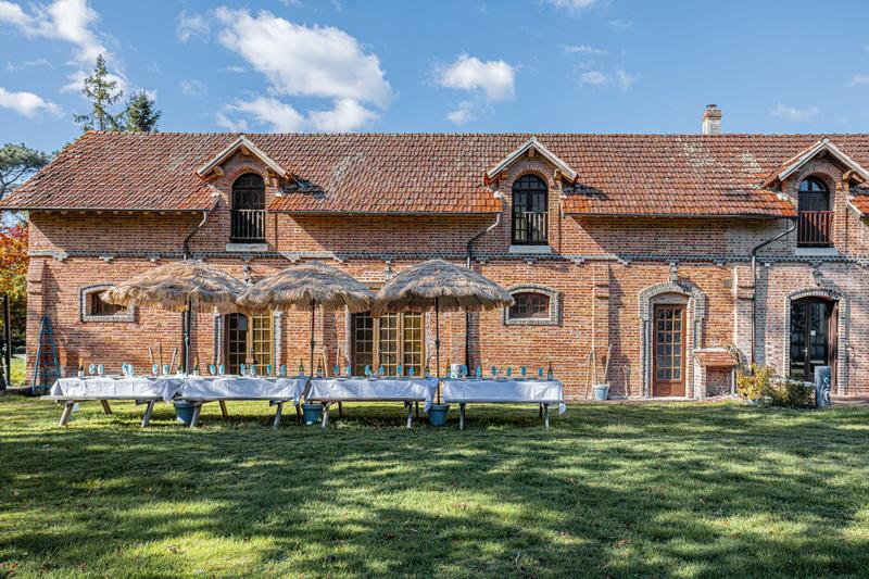 Propriété - 1 125 m² - 25 pièces