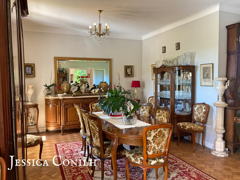 Maison - 245 m² - 11 pièces