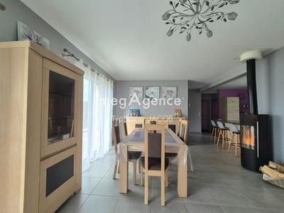 Maison - 210 m² - 10 pièces