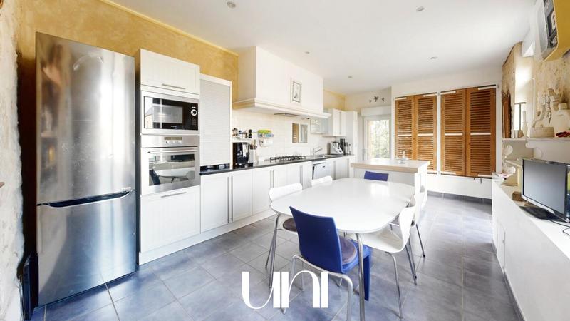 Maison - 415 m² - 16 pièces