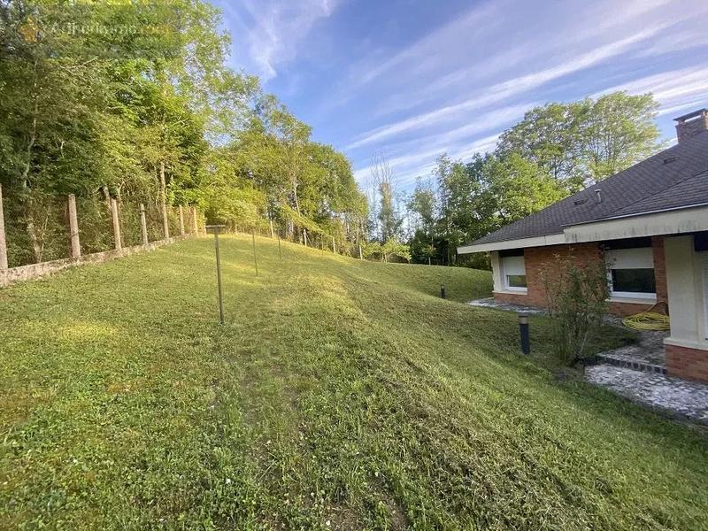 Maison - 240 m² - 6 pièces