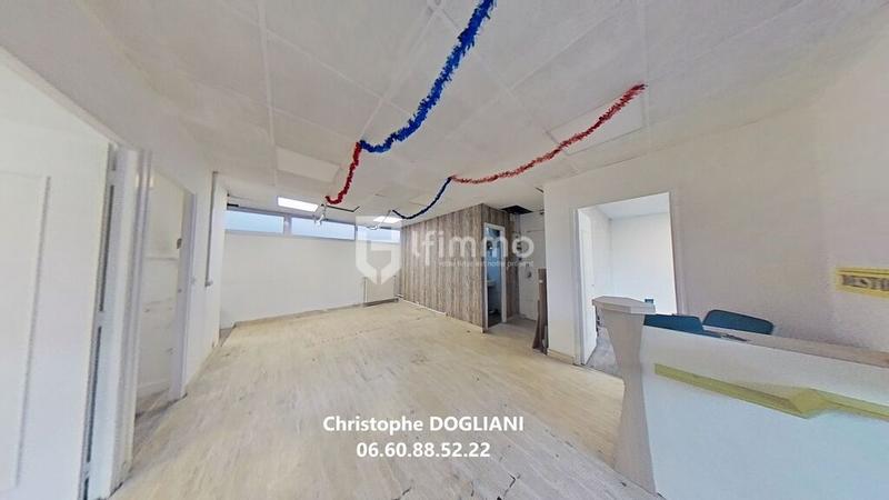 Local commercial - 75 m² - 4 pièces