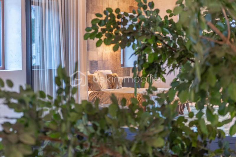 Maison - 303 m² - 8 pièces