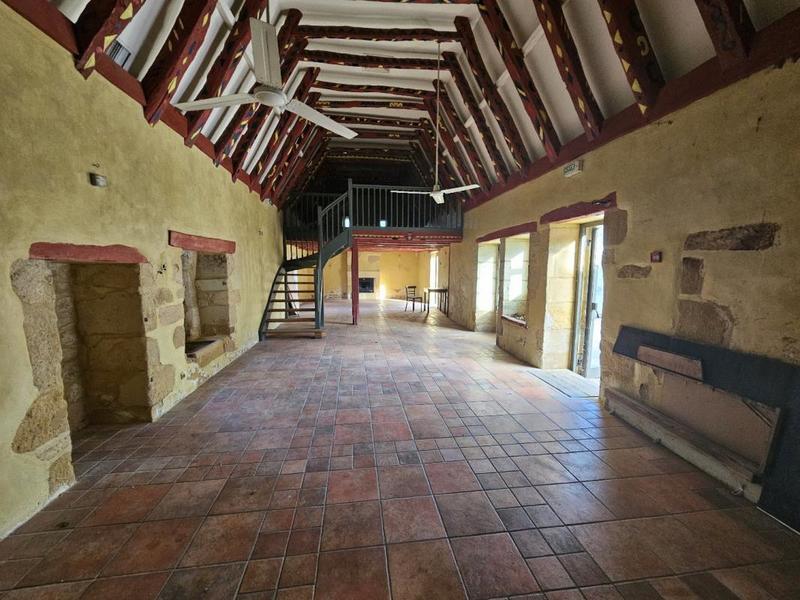 Maison - 2 135 m² - 52 pièces