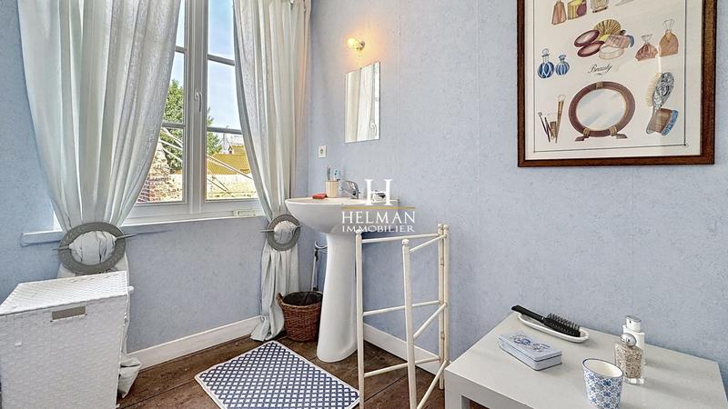 Maison - 240 m² - 8 pièces