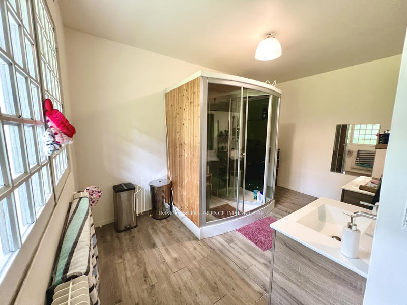 Propriété - 242 m² - 6 pièces