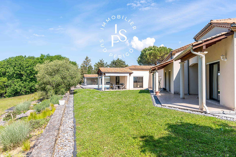 Maison - 242 m² - 9 pièces