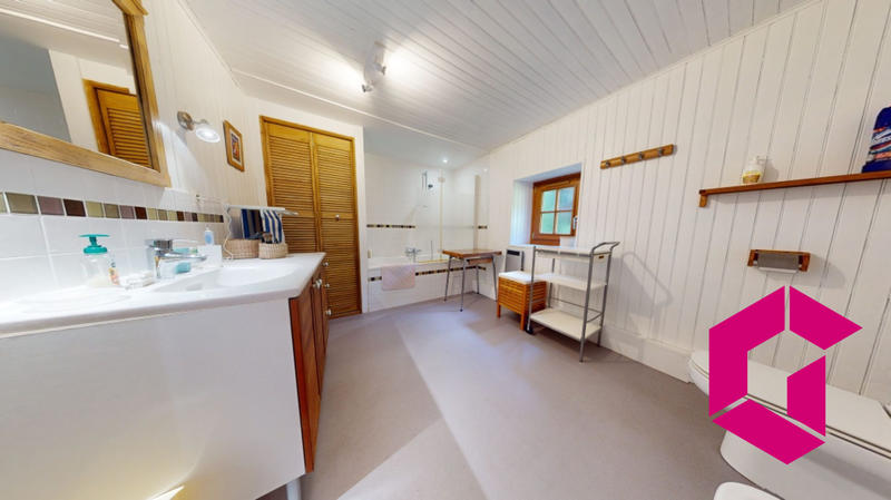 Maison - 270 m² - 8 pièces