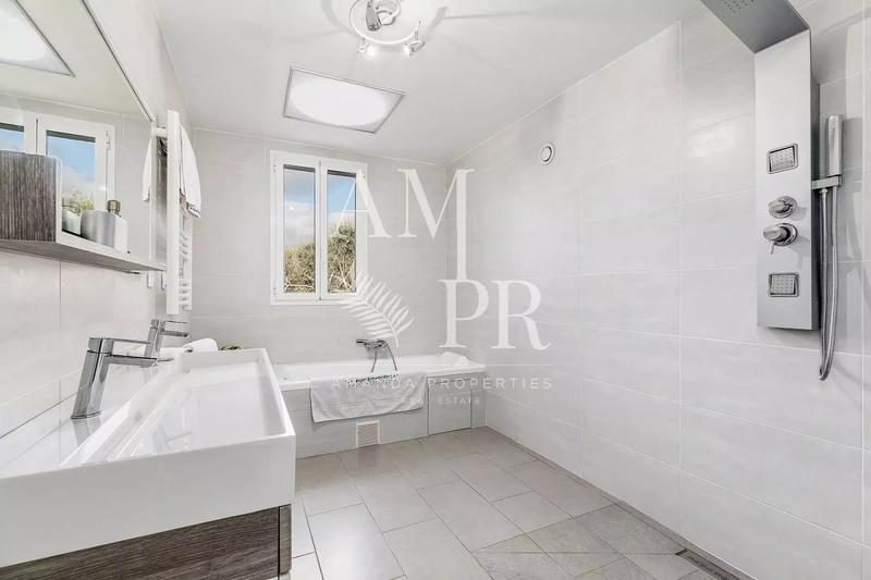 Maison - 262 m² - 7 pièces