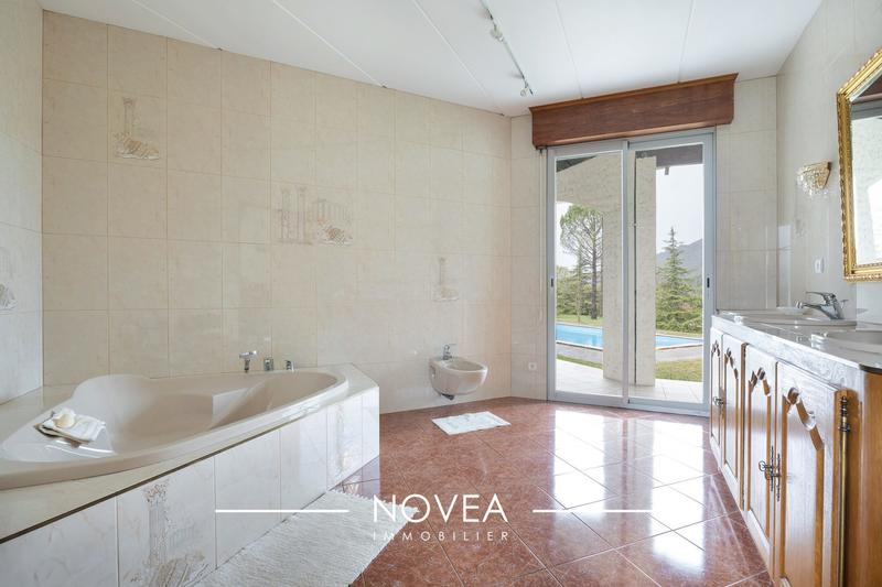 Villa - 396 m² - 6 pièces