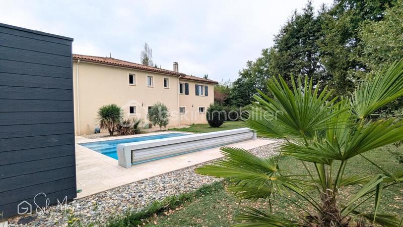 Maison - 220 m² - 8 pièces