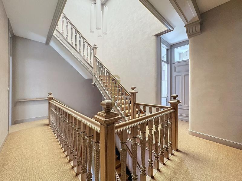 Maison - 435 m² - 9 pièces