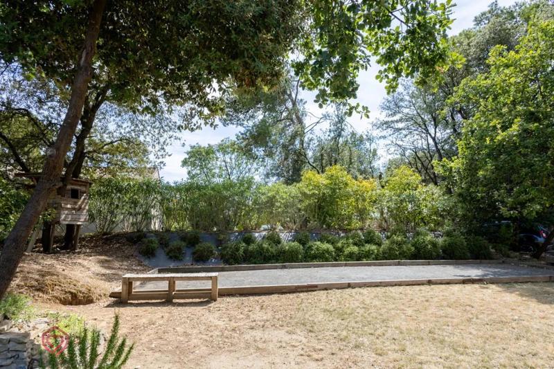 Propriété - 345 m² - 9 pièces