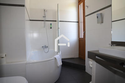 Maison - 1 000 m² - 28 pièces