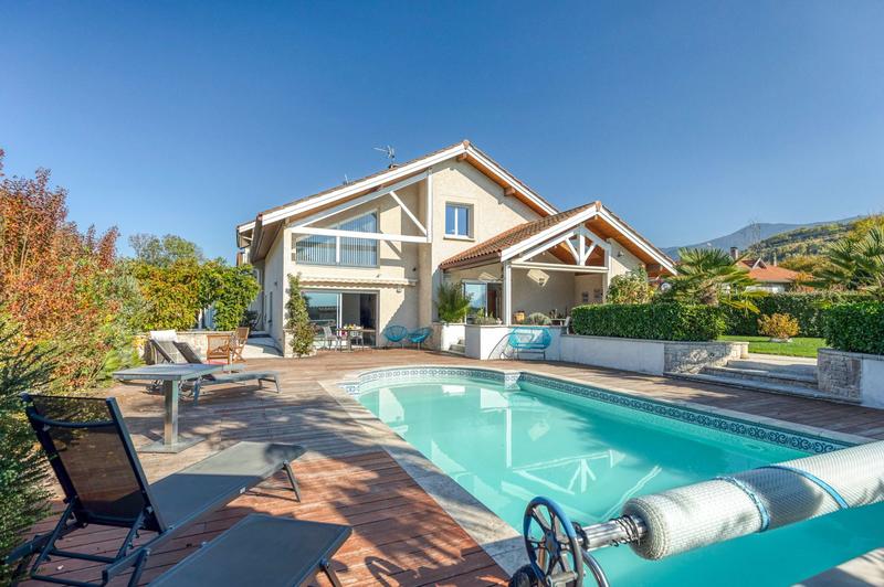 Maison - 246 m² - 10 pièces