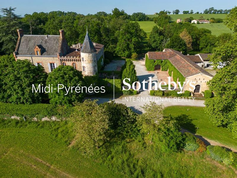 Château - 1 573 m² - 36 pièces