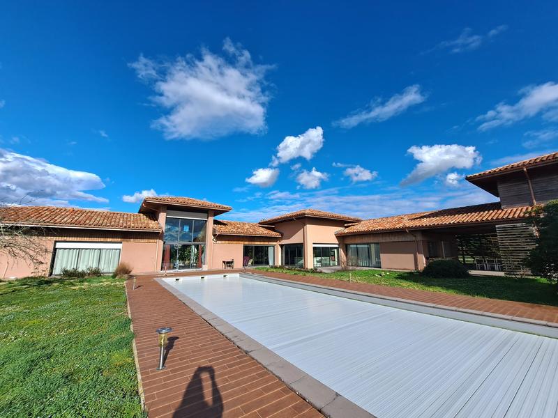 Maison - 305 m² - 6 pièces