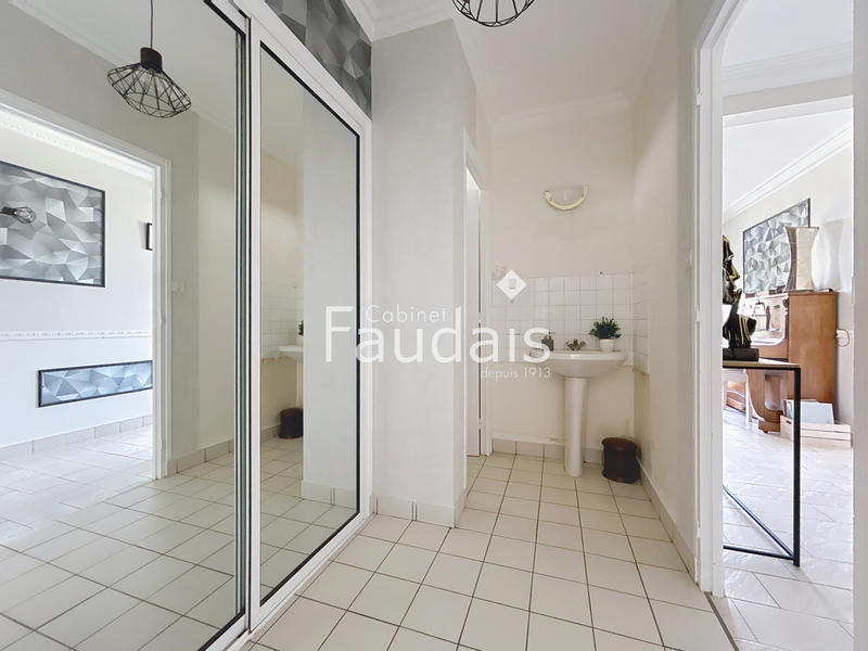 Maison - 233 m² - 10 pièces