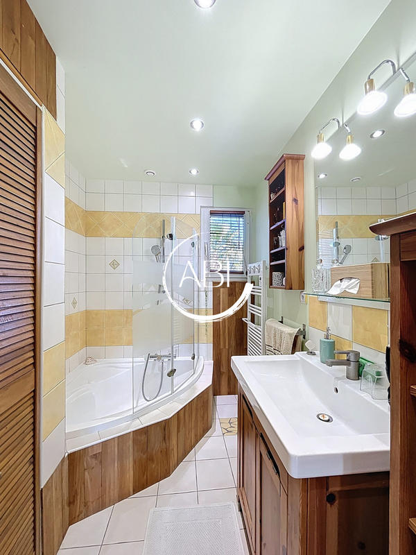 Maison - 201 m² - 9 pièces