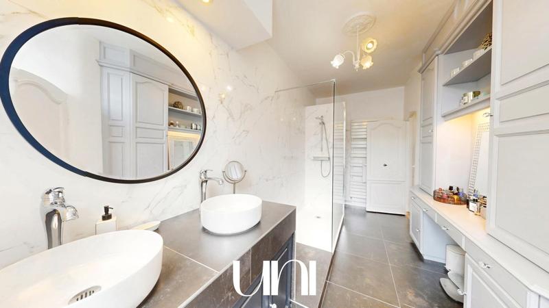 Maison - 300 m² - 9 pièces