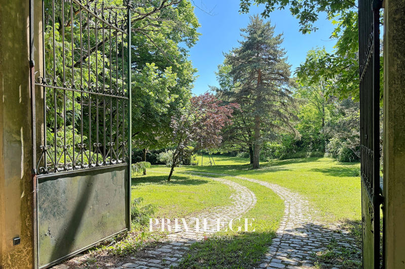 Maison - 250 m² - 7 pièces