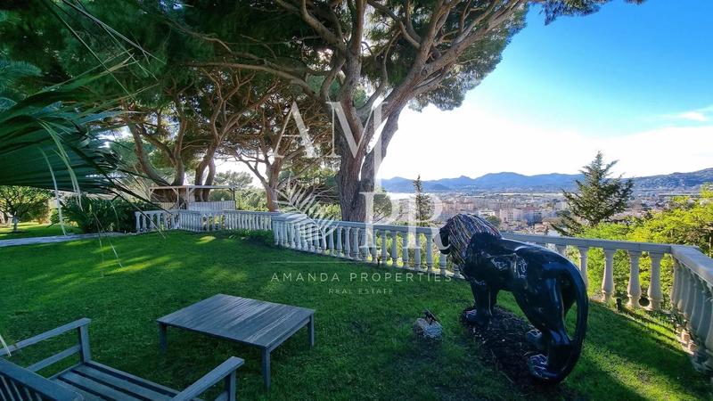 Villa - 300 m² - 7 pièces