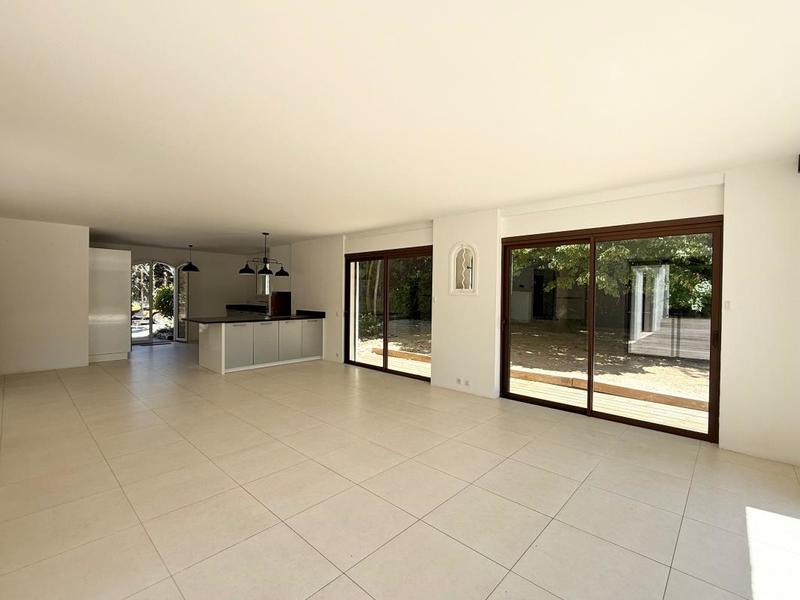 Maison - 242 m² - 9 pièces