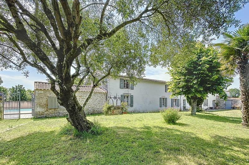 Propriété - 473 m² - 15 pièces