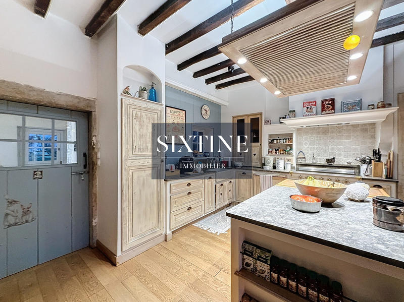 Maison ancienne - 692 m² - 16 pièces