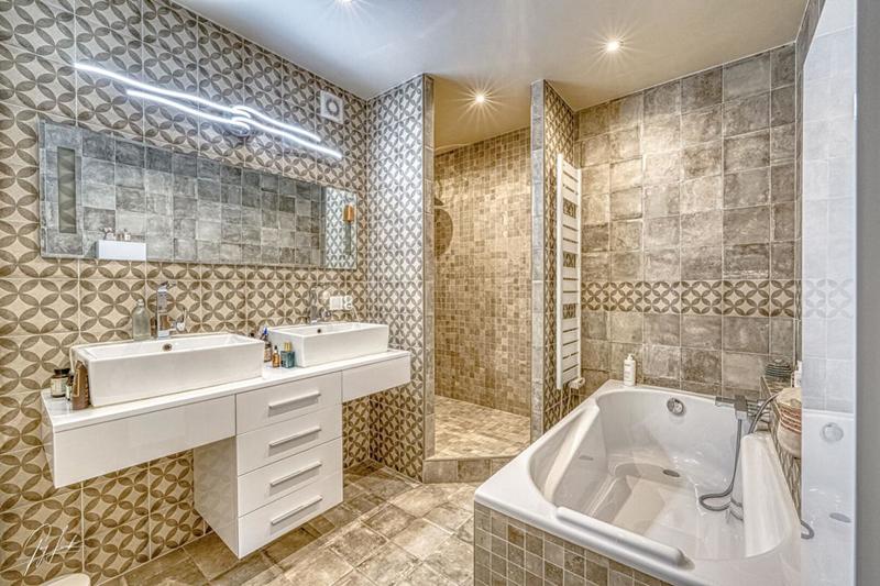 Maison - 230 m² - 9 pièces