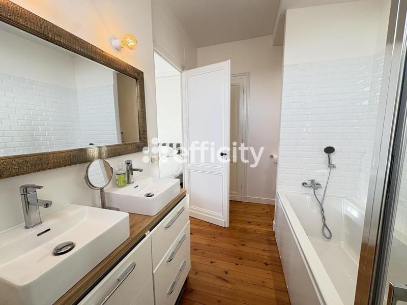 Maison - 228 m² - 7 pièces