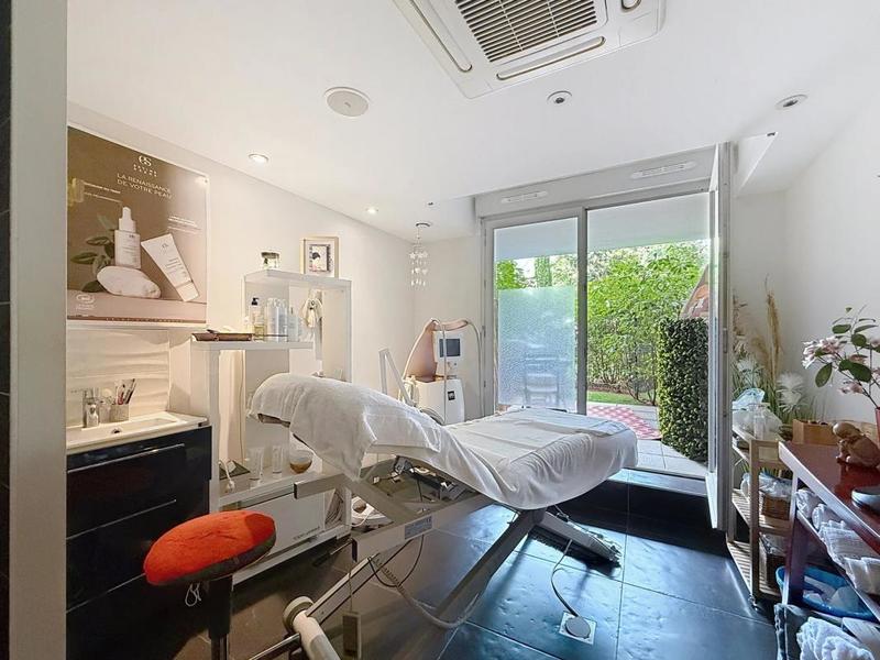 Beauté / Bien-être - 108 m² - 5 pièces