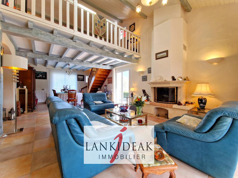 Maison - 204 m² - 6 pièces