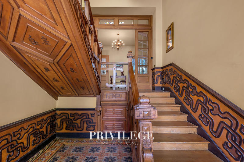 Propriété - 824 m² - 11 pièces