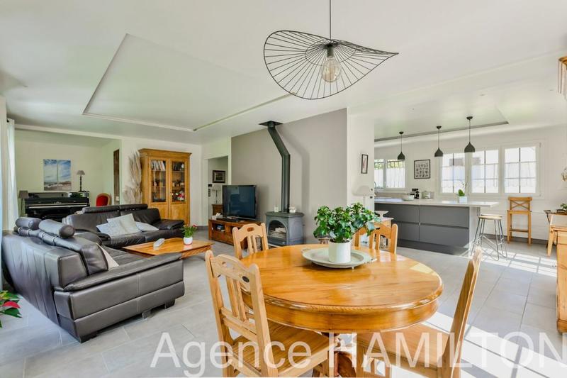 Maison - 250 m² - 8 pièces