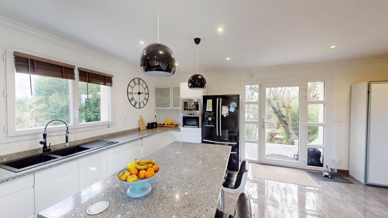 Maison traditionnelle - 199 m² - 8 pièces