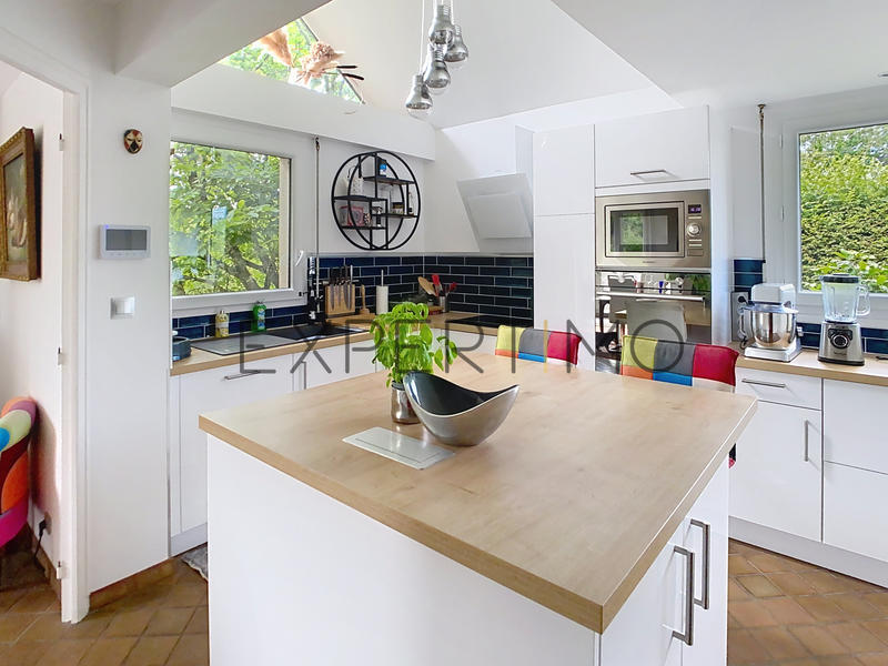 Maison - 218 m² - 9 pièces