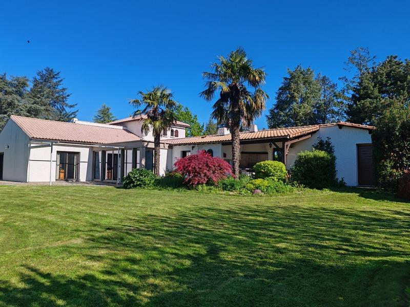 Demeure - 334 m² - 12 pièces