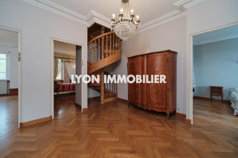 Propriété - 541 m² - 12 pièces