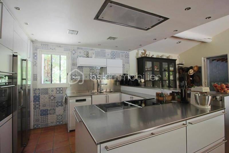 Demeure - 240 m² - 9 pièces