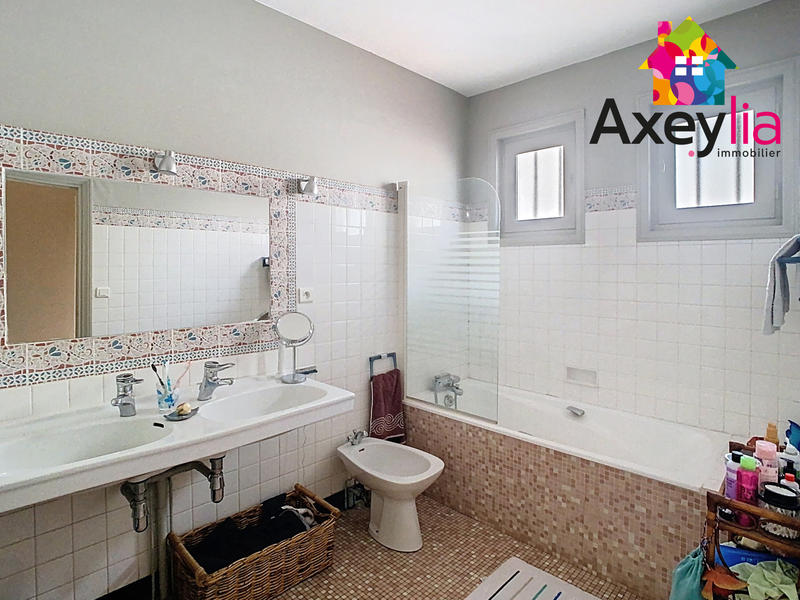 Maison - 303 m² - 10 pièces