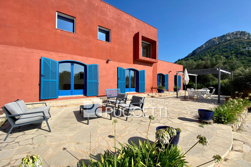 Demeure - 230 m² - 8 pièces