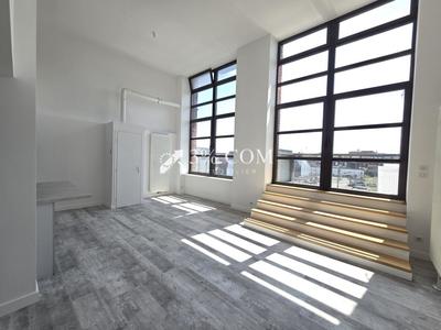 Loft - 133 m² - 4 pièces